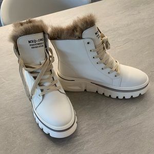 White and Fur boots | size: 10 (fits more like a 9)
